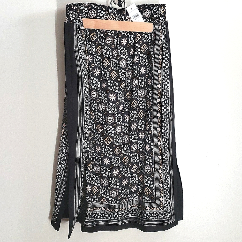 BNWT Ann Taylor Pull On Skirt
